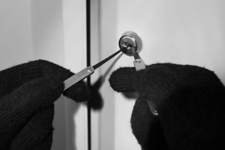 La Psicología del Ladrón Moderno: Qué Busca, Cómo Piensa y Por Qué una Alarma Conectada es su Peor Pesadilla