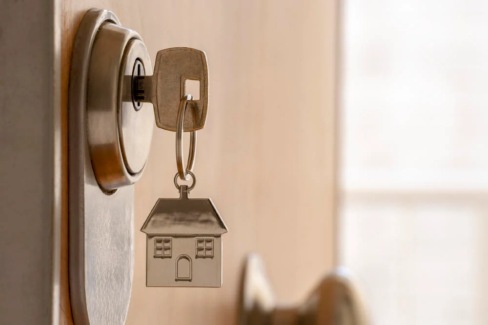 Cómo detectar si tu casa está siendo vigilada: señales, patrones y cómo una alarma lo evita (Especial Navidad)