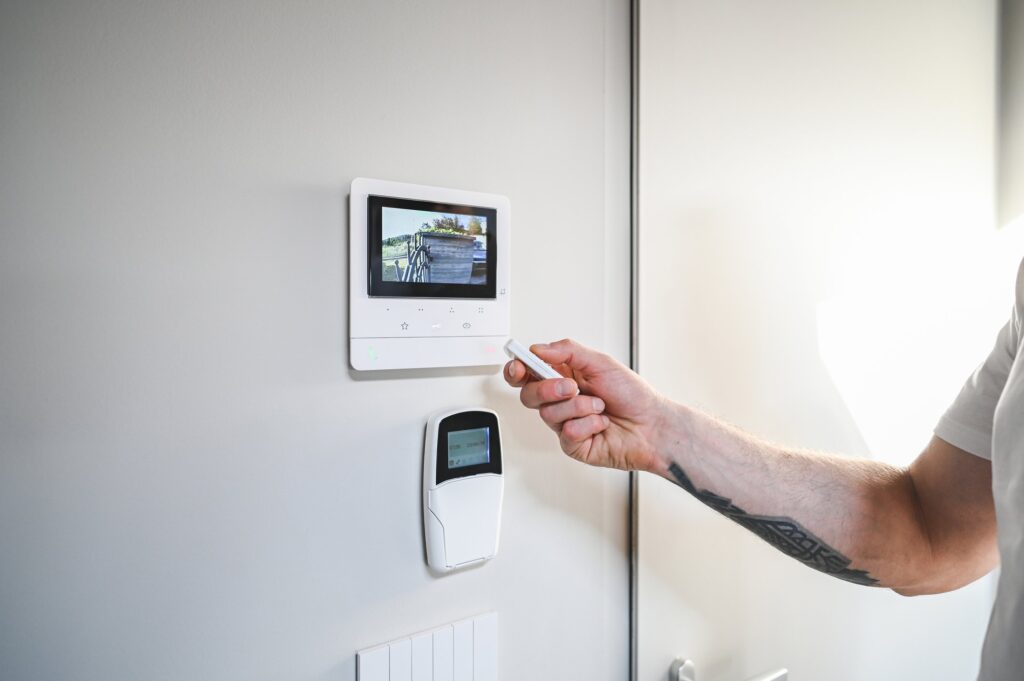 cómo saber si vigilan mi casa