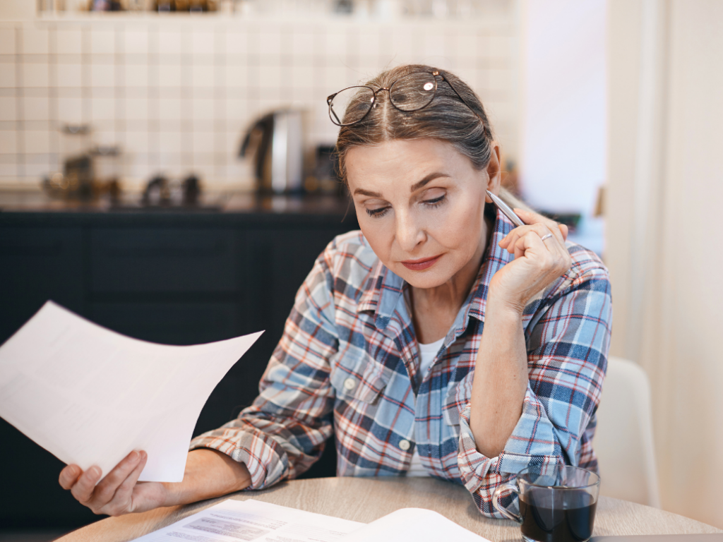 Persona analizando los conceptos de potencia y energía en una factura de luz para ahorrar en 2026