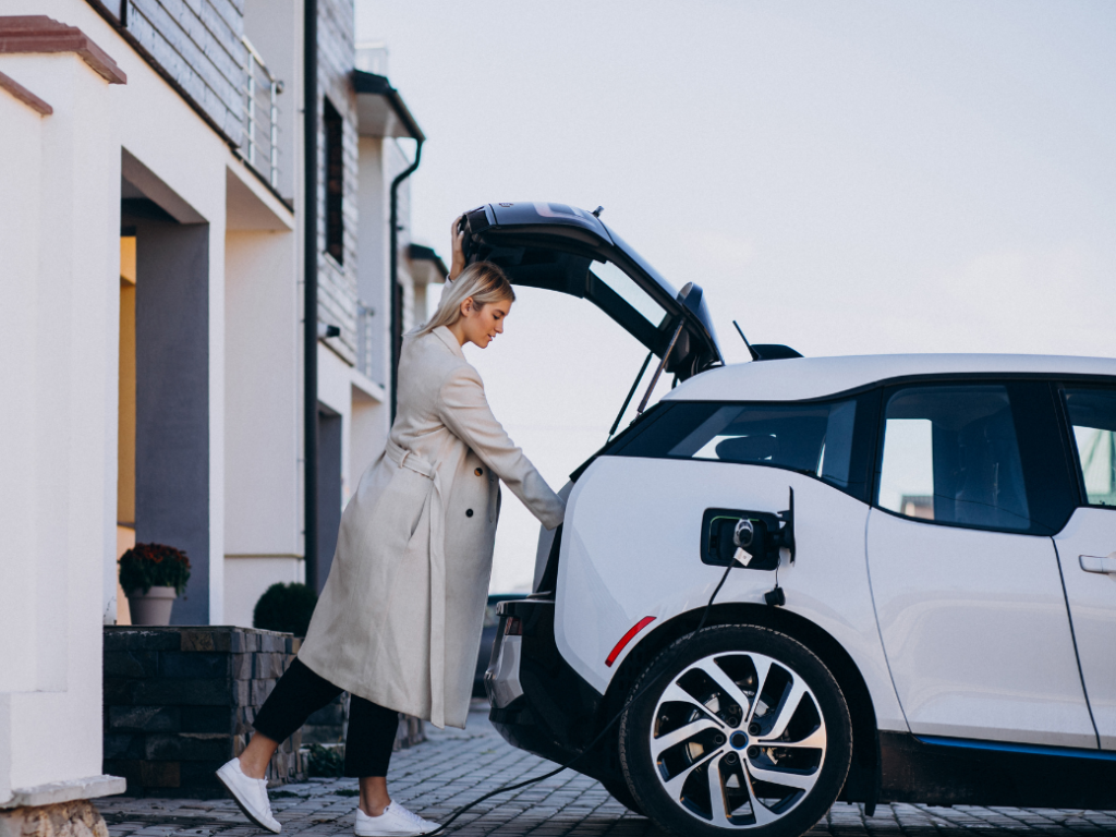 Vehículo eléctrico cargando en garaje privado durante el horario valle de una tarifa de luz con discriminación horaria