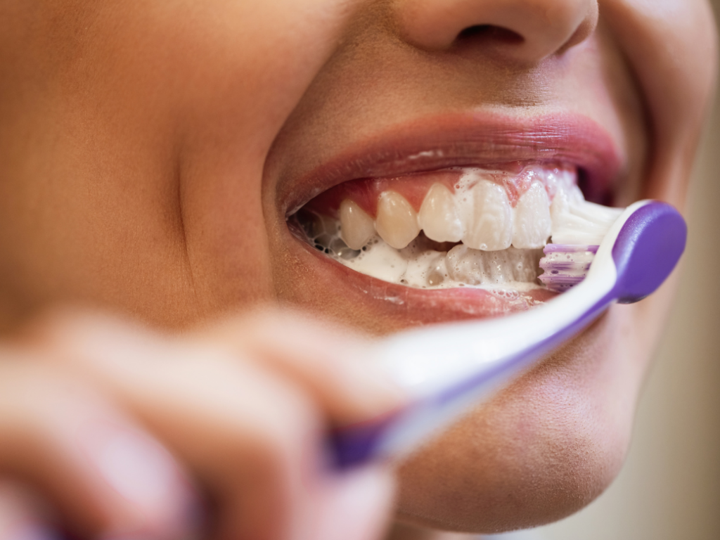 ¿Por qué me sangran las encías cuando me cepillo?